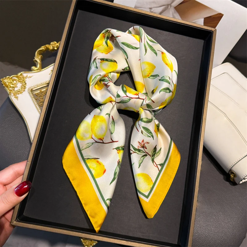 70cm Square Lemon Print Yellow - Ascot Neck Scarf recensie en prijs