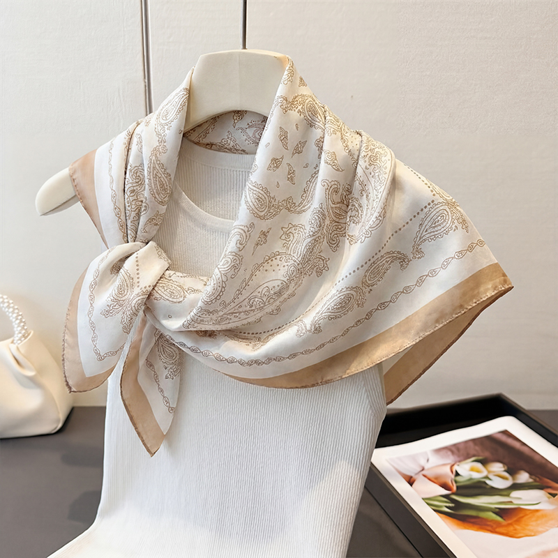 Vintage Beige Paisley Print Sq - Ascot Neck Scarf recensie en prijs