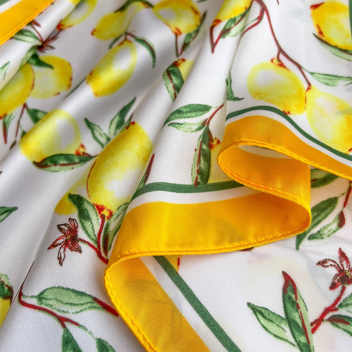 2025 New Yellow Lemon Print Sq - Ascot Neck Scarf recensie en prijs