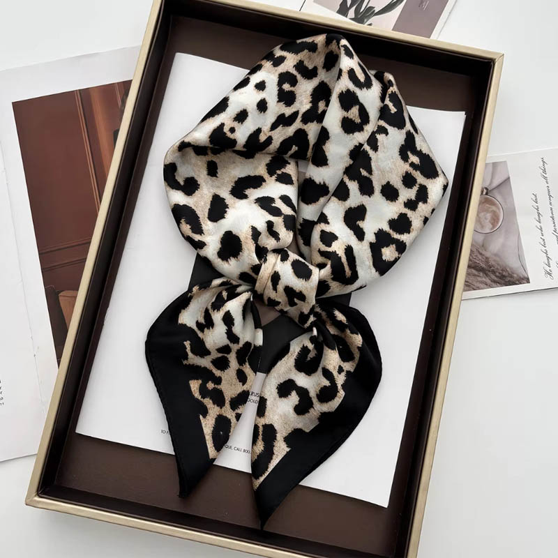 Luxury Leopard Print Female Sa - Ascot Neck Scarf recensie en prijs